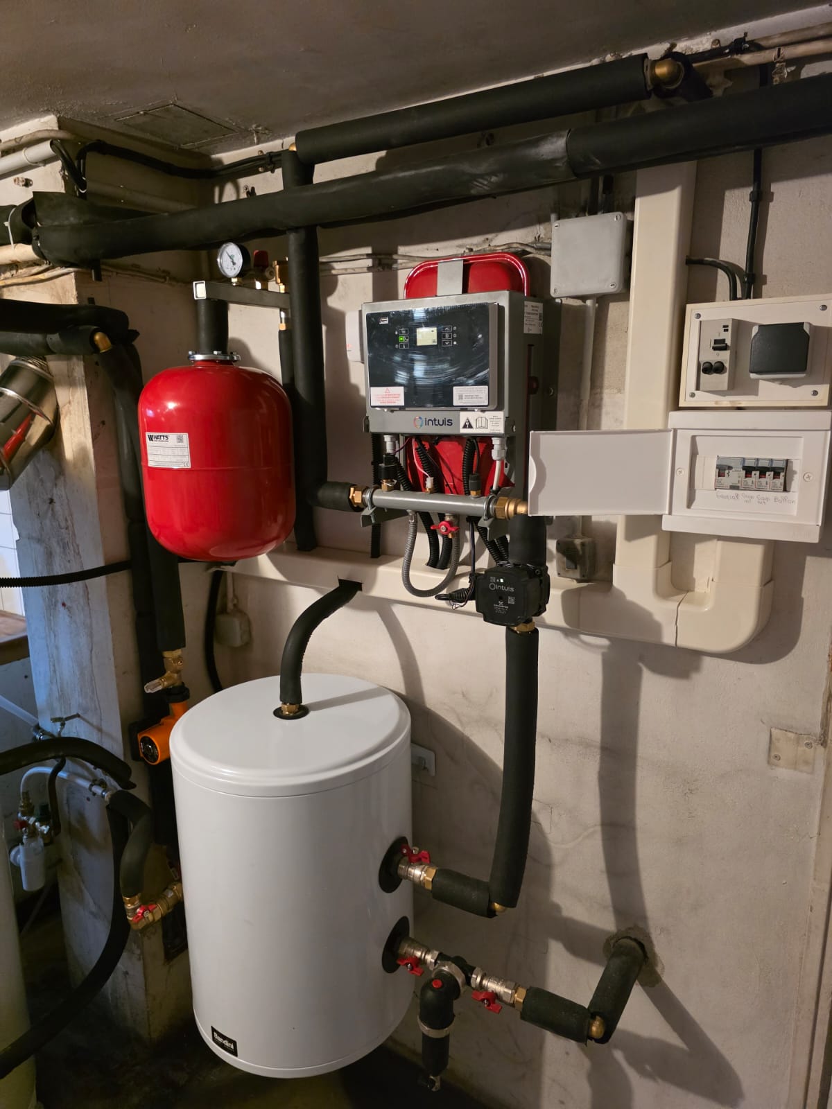 Module hydraulique et vase d'expansion d'une pompe à chaleur posée par Groupe Noventra