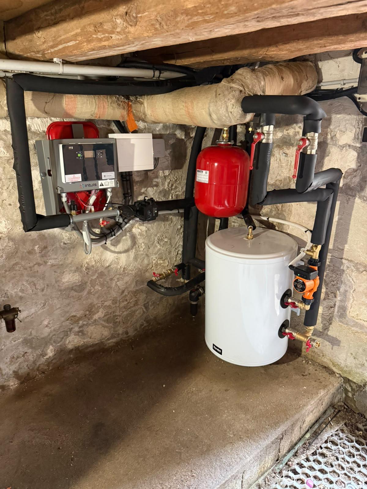 Raccordement hydraulique d'une pompe à chaleur en cave — installation Groupe Noventra